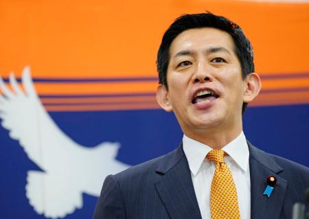 記者会見で、自民党総裁選への立候補を正式表明する小林元経済安保相＝１６日午後、国会