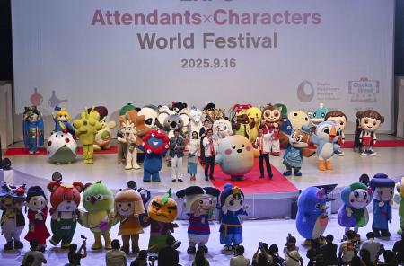 万博会場で開かれた「ワールドフェスティバル」に登場したマスコット＝１６日午後、大阪市此花区の夢洲