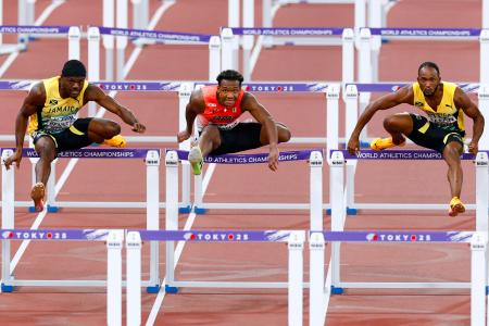 男子１１０メートル障害決勝　力走する村竹ラシッド（中央）＝国立競技場
