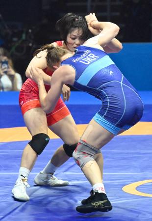 女子６５キロ級準々決勝でウクライナ選手（手前）と対戦する森川美和＝ザグレブ（共同）