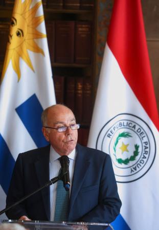 発言するブラジルのマウロ・ビエイラ外相＝１６日、ブラジル・リオデジャネイロ（ロイター＝共同）