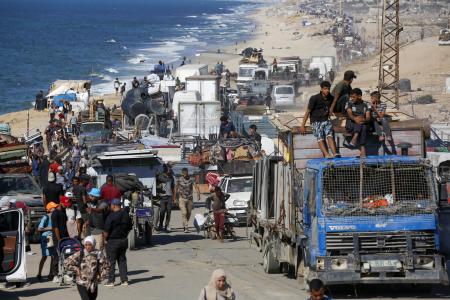 　イスラエルの攻撃が激化し、ガザ北部から南方へ避難するパレスチナ人ら＝１６日（ゲッティ＝共同）