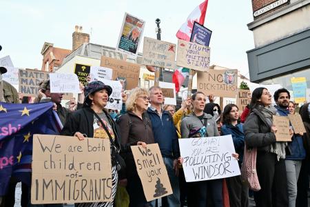 16日、ロンドン郊外のウィンザー城周辺でトランプ米大統領に抗議する人たち(共同)
