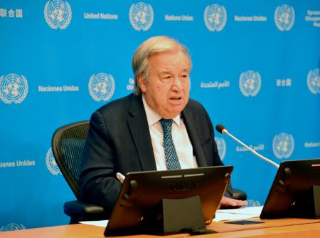 記者会見する国連のグテレス事務総長＝１６日、米ニューヨークの国連本部（共同）