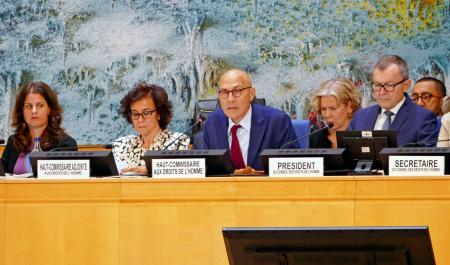 １６日、スイス・ジュネーブで、イスラエルによるカタール空爆を非難するターク国連人権高等弁務官（左から３人目）（共同）