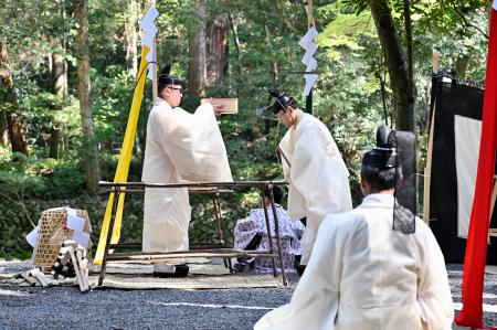 式年遷宮に向け、伊勢神宮の内宮で行われた「御船代祭」＝１７日午前、三重県伊勢市