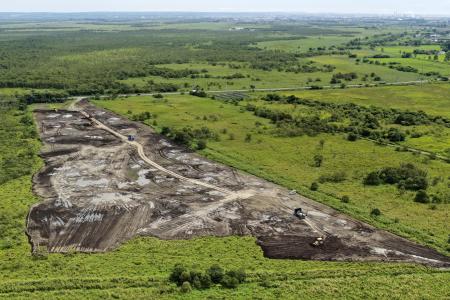 釧路湿原周辺の大規模太陽光発電所（メガソーラー）の工事現場＝８月、北海道釧路市