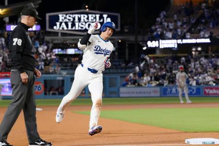 　米大リーグ、フィリーズ戦の８回、５０号ソロを放ち塁を回るドジャース・大谷翔平。メジャー史上６人目となる２年連続のシーズン５０本塁打に到達した＝１６日、ロサンゼルス（共同）
