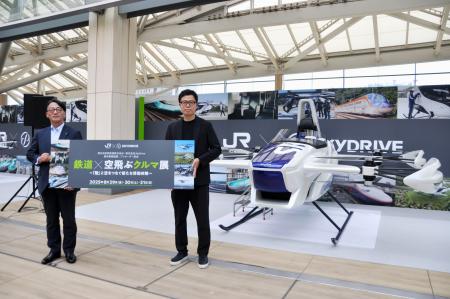 空飛ぶクルマを活用した新たな旅をＰＲするＪＲ東日本の喜勢陽一社長（左）＝８月２９日、高輪ゲートウェイ駅前