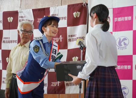 　京都・南署の一日署長に就任し、市内の高校を訪問した俳優の前田敦子さん＝１７日午後、京都市南区