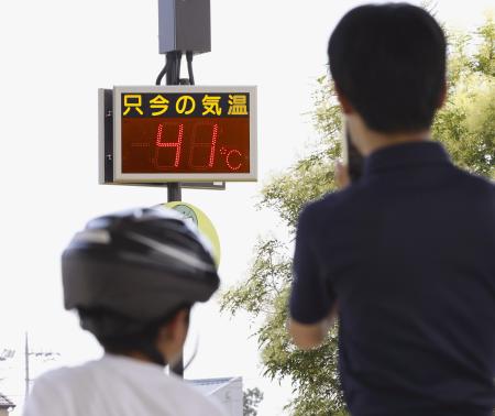 気温「４１度」を示すＪＲ伊勢崎駅前の温度計＝８月５日、群馬県伊勢崎市