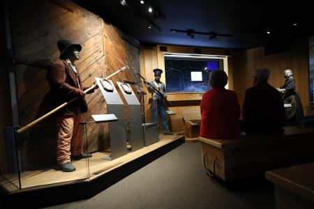 米南部ウェストバージニア州の国立公園の博物館で奴隷制に関する展示を見る人たち＝１６日（ゲッティ＝共同）