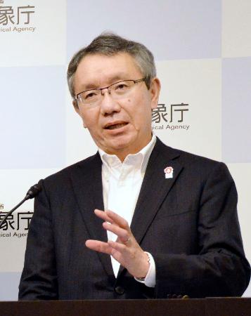 　気象庁で記者会見する野村竜一長官＝１７日午後