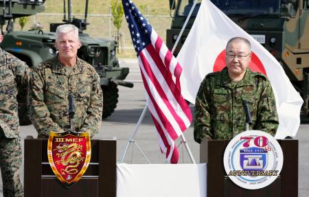 記者会見する米第３海兵遠征軍のロジャー・ターナー司令官（左）と陸自西部方面総監の鳥海誠司陸将＝１７日午後、沖縄県・石垣島