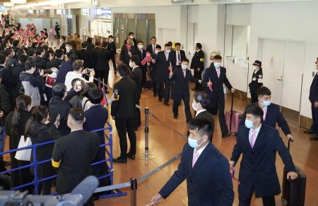 　サッカーＷ杯アジア２次予選のため、羽田空港に到着した北朝鮮男子代表の選手ら＝２０２４年３月