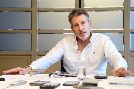 取材に応じる世界陸連のセバスチャン・コー会長＝１７日、東京都内