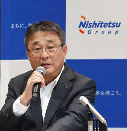 記者会見する西日本鉄道の林田浩一社長＝１７日午後、福岡市