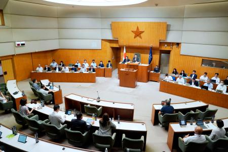 市全域で１０キロワット以上の事業用太陽光発電施設の設置を許可制とする条例が可決、成立した北海道釧路市議会＝１７日午後