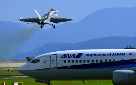 　民間機も利用する岩国基地で、陸上離着陸訓練する在日米海軍の空母艦載機＝１７日午後、山口県岩国市