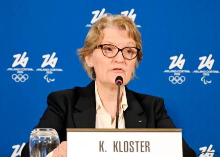 ＩＯＣ調整委の会議を終え、記者会見するクロスター委員長＝１７日、ミラノ（共同）