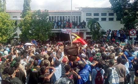 １７日、東ティモールの首都ディリで、勝利を祝う抗議デモの参加者たち（共同）