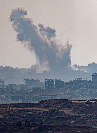 １７日、ガザ北部で立ち上る煙＝イスラエル南部スデロトから撮影（共同）