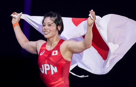 女子６５キロ級で優勝し、日の丸を手に喜ぶ森川美和＝ザグレブ（ゲッティ＝共同）