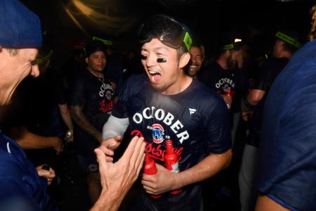 　プレーオフ進出を決め、祝勝会で喜ぶカブスの鈴木＝１７日（ゲッティ＝共同）