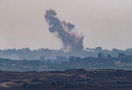 １７日、パレスチナ自治区ガザ北部で上がる煙＝イスラエル南部スデロトから撮影（共同）