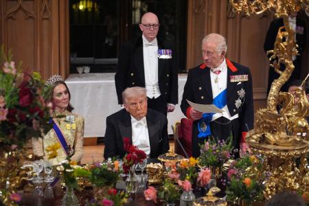 １７日、ロンドン郊外ウィンザー城での晩さん会であいさつするチャールズ英国王（右）と、トランプ米大統領（前列中央）ら（ゲッティ＝共同）