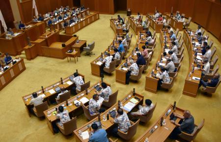 宿泊客に宿泊税を課す条例を可決、成立した沖縄県議会本会議＝１８日午前
