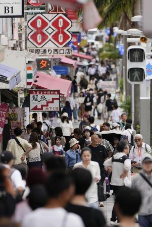 　観光客らが行き交う那覇市中心部の国際通り＝２０２４年６月
