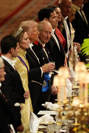 １７日、ロンドン郊外のウィンザー城での晩さん会に出席した人々（ロイター＝共同）