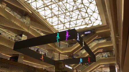 　ジュリアン・オピーさんの映像作品「Ｍａｒａｔｈｏｎ．Ｗｏｍｅｎ．」＝東京・銀座（提供写真）