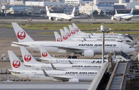 羽田空港に駐機する日航機＝２０２０年１０月