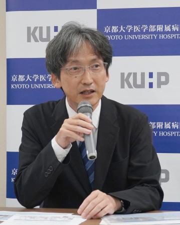 京都大病院の新センター設置について記者会見する、精神科神経科の村井俊哉教授＝１８日午前、京都市左京区