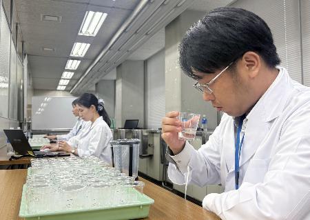 清酒の風味を確認する大阪国税局の職員ら＝１８日午後、大阪市中央区