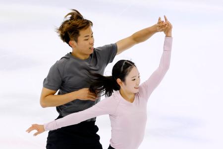 公式練習で調整するペアの長岡柚奈（右）、森口澄士組＝北京（共同）