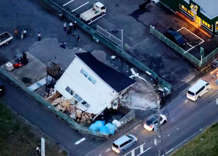 倒壊した建物＝１８日午後５時５２分、茨城県つくば市花室（共同通信社ヘリから）