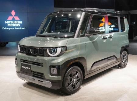 三菱自動車の新型の軽自動車「デリカミニ」＝１８日午後、東京都港区