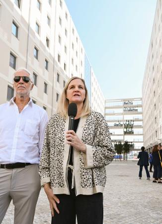 ２０２６年ミラノ・コルティナ冬季五輪のミラノの選手村を視察後、報道陣の取材に応じるＩＯＣのコベントリー会長（右）＝１８日（共同）