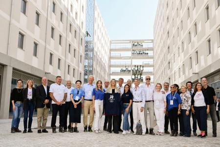 　２０２６年ミラノ・コルティナ冬季五輪のミラノの選手村を視察したＩＯＣのコベントリー会長（中央）ら＝１８日（共同）