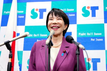 　記者団の取材に応じ、自民党総裁選に立候補する意向を表明する高市前経済安保相＝１８日午後、国会