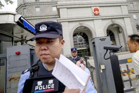 　スパイ罪で起訴された日本人男性の判決公判が開かれた北京市の第２中級人民法院前を警戒する警察官＝７月