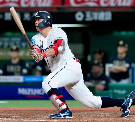 ９回西武２死二塁、炭谷が左前にサヨナラ打を放つ＝ベルーナドーム