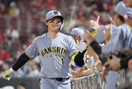 ３回、先制２ランを放ちナインとタッチを交わす阪神・森下＝マツダ