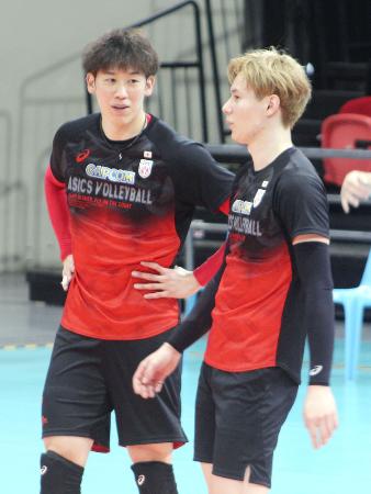 　練習中に話す高橋藍（右）と石川＝１６日、マニラ