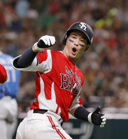 ８回、同点ソロを放ち本塁へ向かうソフトバンク・栗原＝みずほペイペイドーム