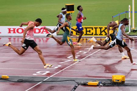 男子４００メートル決勝　ゴールする中島佑気ジョセフ（左端）＝国立競技場