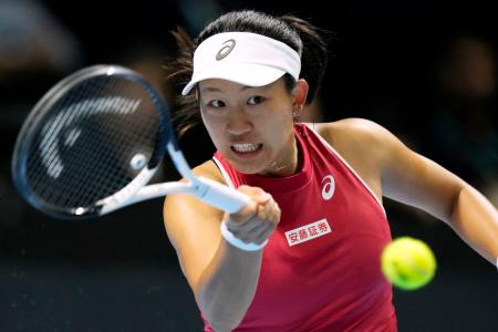 日本―英国　第２試合のシングルスでプレーする内島萌夏＝中国・深セン（共同）